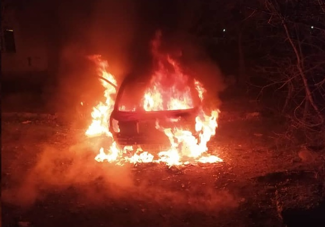 Кара-Балта: Неизвестные подожгли автомобиль замначальника РОВД — Today.kg