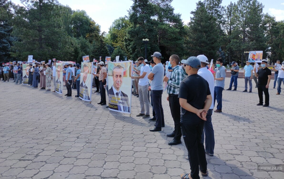 В Бишкеке снова митингуют. Около 200 человек вышли в поддержку Орхана Инанды — Today.kg