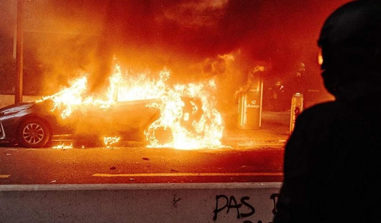 Во Франции хулиганы подожгли более 870 машин в новогоднюю ночь — Today.kg