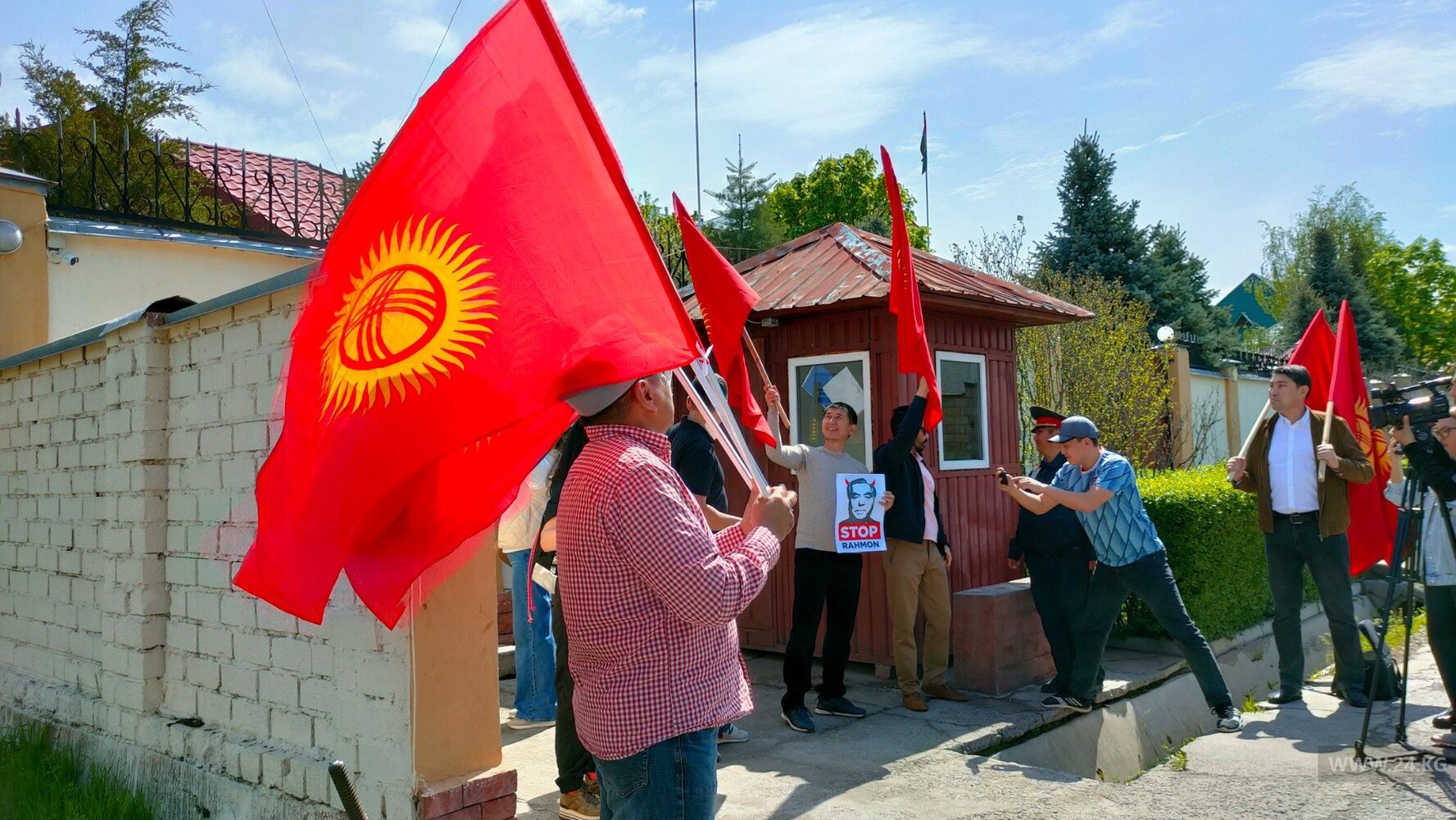 Возле посольства Таджикистана в Бишкеке проходит митинг — Today.kg