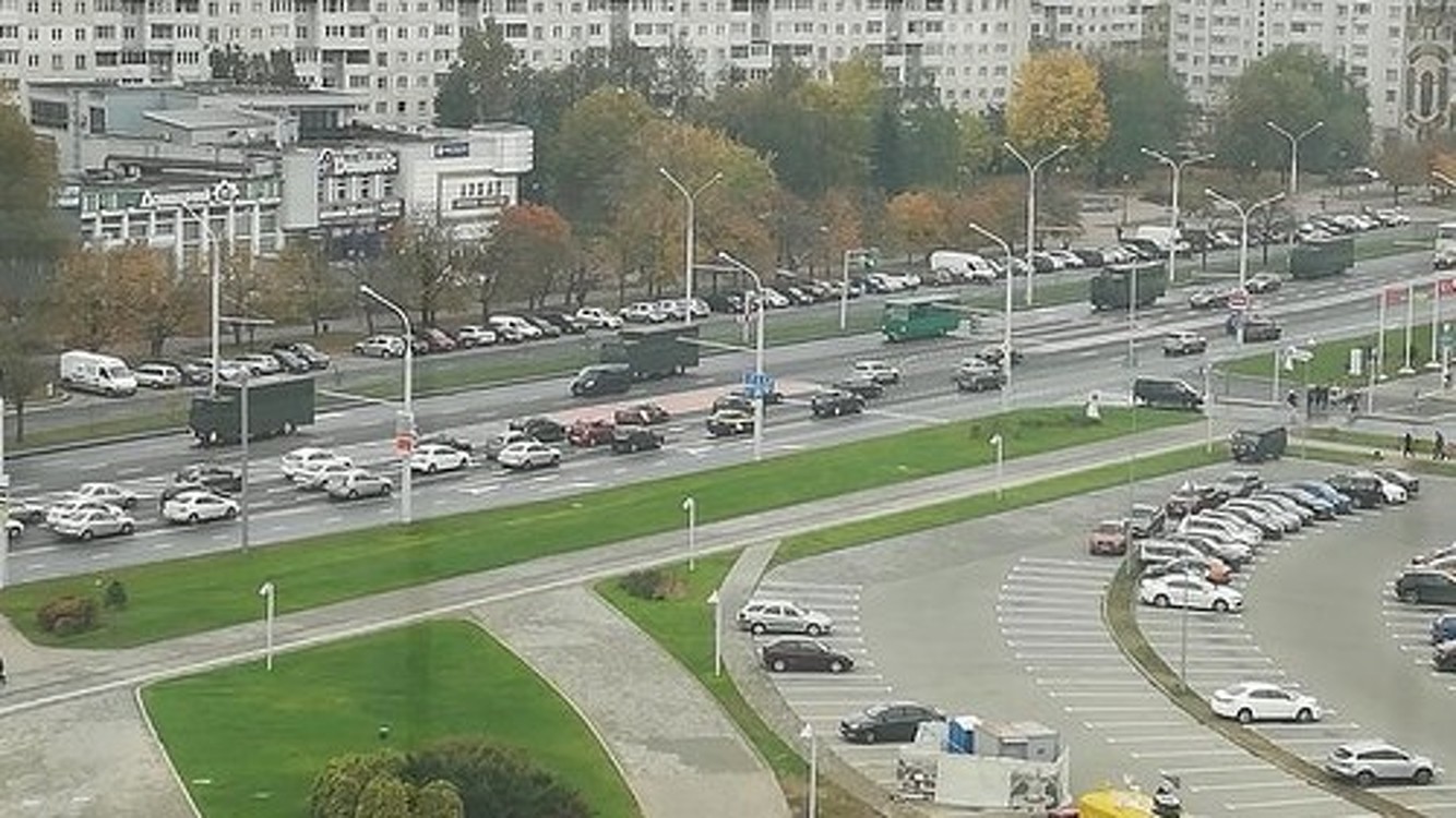В центр Минска стягивают военную технику и силовиков. Фото — Today.kg