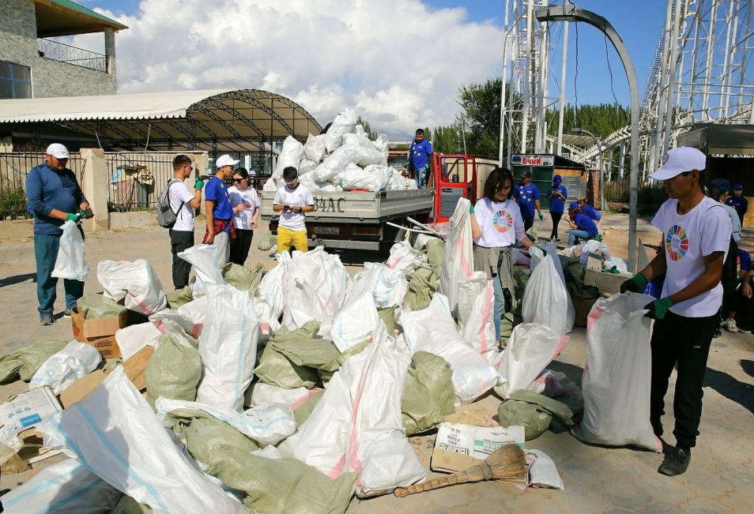 Более 6 тонн мусора собрано по акции #EUBeachCleanup на Иссык-Куле — Today.kg