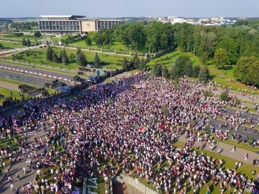 В Минске десятки тысяч человек уперлись в оцепление у президентской резиденции — Today.kg