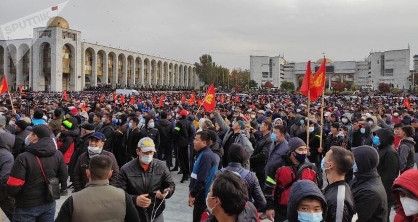 В центре Бишкека начались столкновения — Today.kg