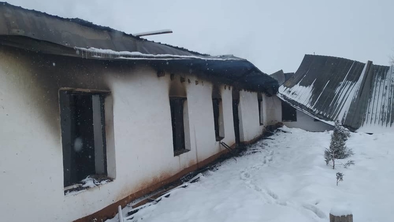 Фото — Ученики сгоревшей в Кара-Кульдже школы будут временно учиться в пустых домах мигрантов — Today.kg