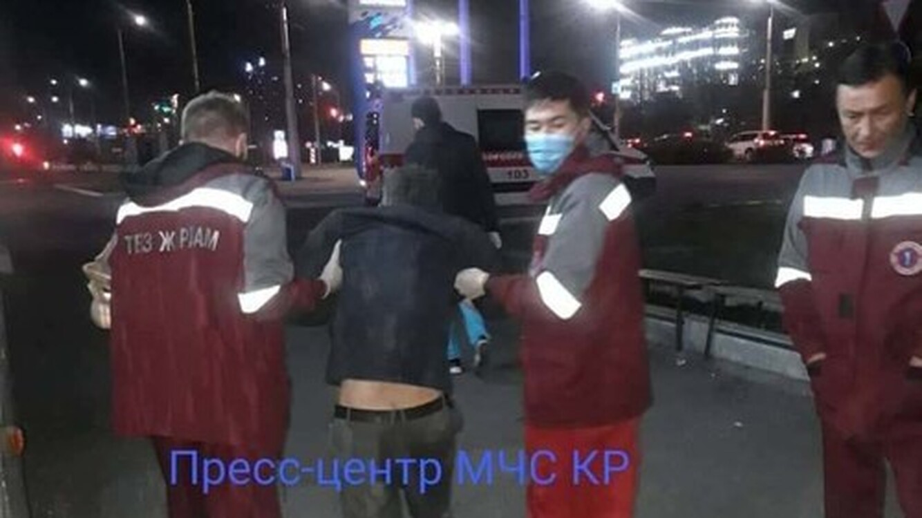 В Бишкеке мужчина упал с моста в канал. Он получил травму головы — Today.kg