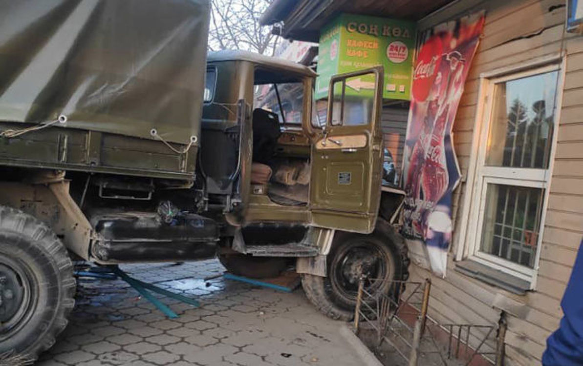 В Бишкеке военный грузовик вылетел на тротуар и врезался в ларек — Today.kg