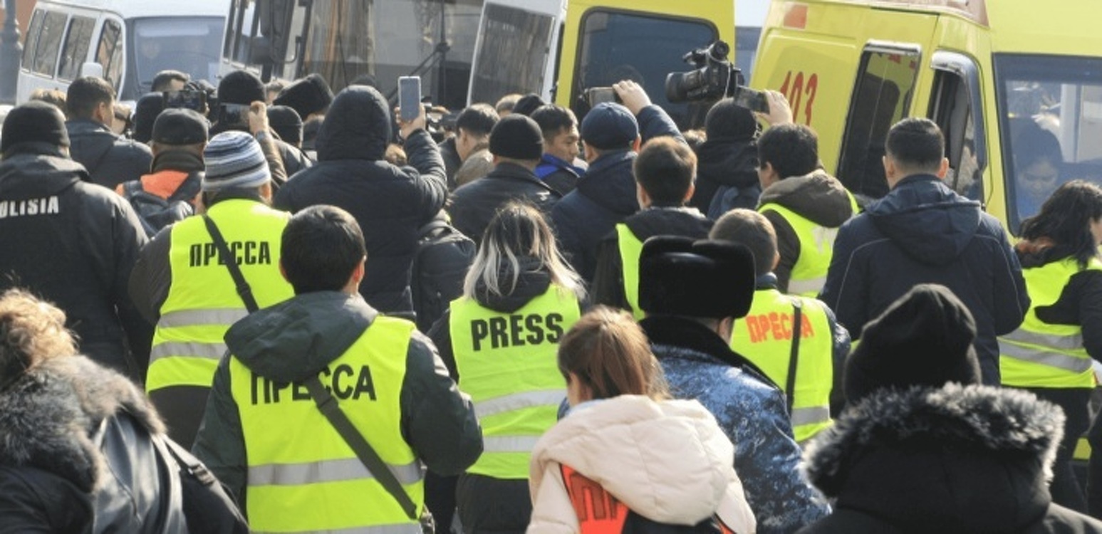 Синий жилет и желтая повязка: в РК утвердили правила для СМИ на митингах — Today.kg