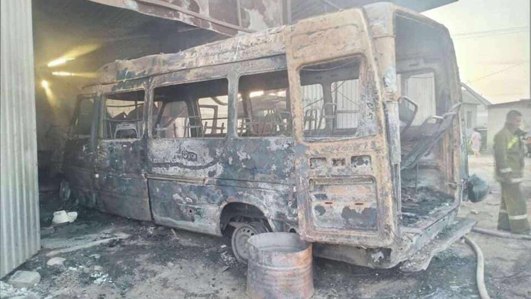Два микроавтобуса сгорели на СТО в Сокулуке — фото — Today.kg