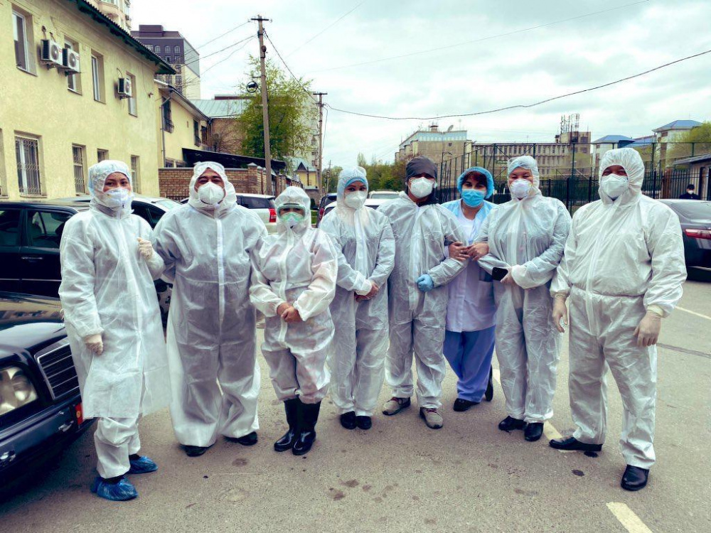 Фонд Сорос - Кыргызстан передал столичным медикам тысячу защитных костюмов — Today.kg