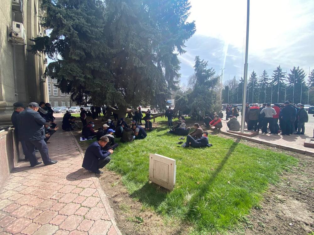 Мы не уйдем. Участники митингов у Дома правительства сидят на газонах — Today.kg