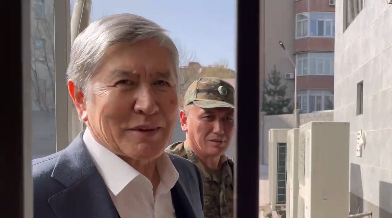 Алмазбека Атамбаева вновь доставили в суд — Today.kg