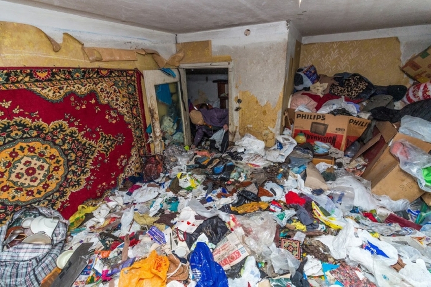 «Тазалык»: В Бишкеке есть 5-6 квартир, владельцы которых складируют дома мусор — Today.kg